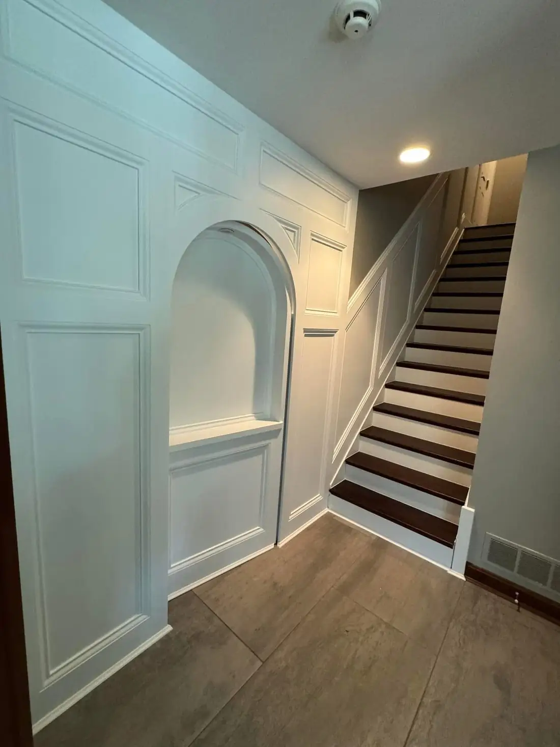 Custom white wainscoting and arched architectural feature in entryway &mdash; F&C custom carpentry